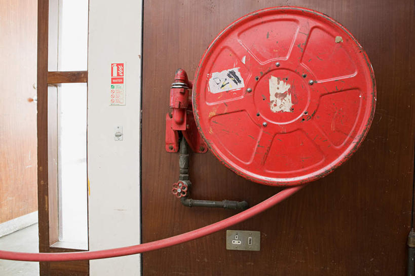 无人,横图,室内,白天,正面,安全,窗户,门,灭火器,墙,走道,走廊,过道,玻璃窗,墙壁,墙面,红色,门框,消防,灭火,消防灭火器,消防器材,彩图