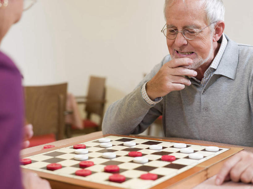 西方人,老年人,背部,胡须,两个人,家庭,夫妻,坐,横图,室内,白天,正面,爱情,游戏,智慧,桌面,桌子,欧洲,欧洲人,撑,服装,木制,眼镜,浪漫,玩,托腮,注视,娱乐,相视,衣服,木制品,观察,看,托,休闲,温暖,温馨,一家人,面对面,棋盘,恩爱,益智,恋人,服饰,观看,活动,老花镜,对视,和睦,察看,衣着,穿着,发泄,关注,消遣,智力,托下巴,相对,跳棋,相看,宣泄,衣饰,远视眼镜,西洋跳棋,国际跳棋,老年男性,老年女性,男人,男性,女人,女性,白种人,胡子,络腮胡,夫妇,情侣,玩耍,嬉戏,坐着,半身,彩图,伴侣,融洽