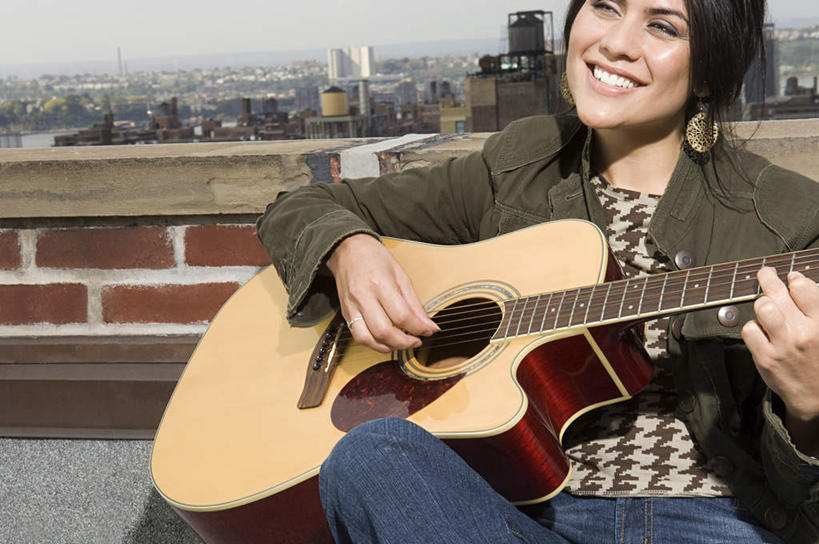 西方人,一个人,露台,坐,笑,微笑,露齿笑,横图,室外,白天,正面,石头,欧洲,欧洲人,仅一个年轻女性,仅一个女性,仅一个人,阴影,服装,朦胧,模糊,光线,石子,影子,墙,吉他,乐器,弦乐器,弹奏,演奏,注视,休闲装,墙壁,墙面,一个,衣服,阳光,观察,看,休闲,休闲服,服饰,单个,观看,察看,关注,弹拨弦鸣乐器,年轻女性,女人,女性,白种人,石块,岩石,坐着,半身,彩图,晒台,天台,眺望台,弹拨弦乐器