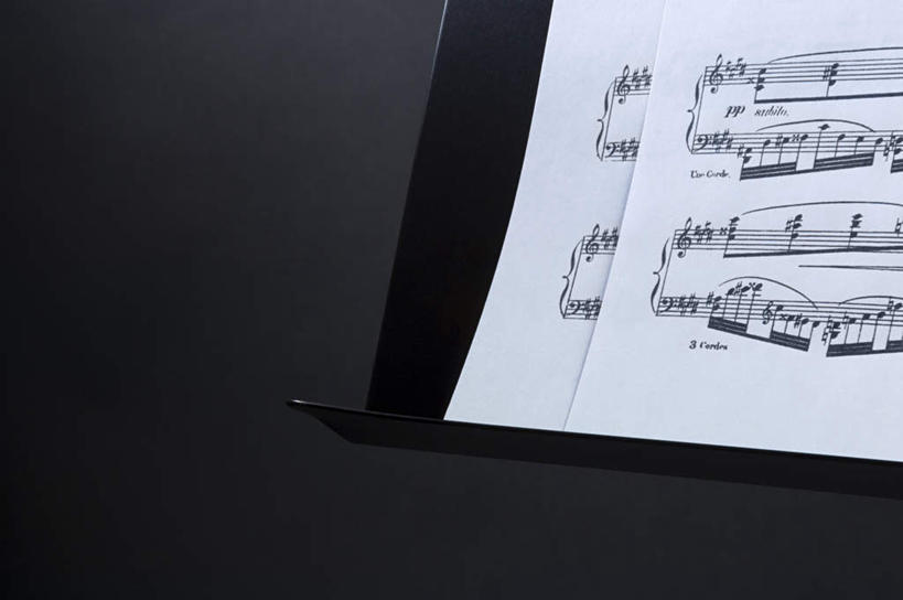 无人,横图,室内,特写,白天,正面,静物,书籍,黑色背景,乐谱,五线谱,音乐,摄影,影棚,节拍,音符,符头,符干,符尾,乐章,彩图,影棚拍摄,拍摄