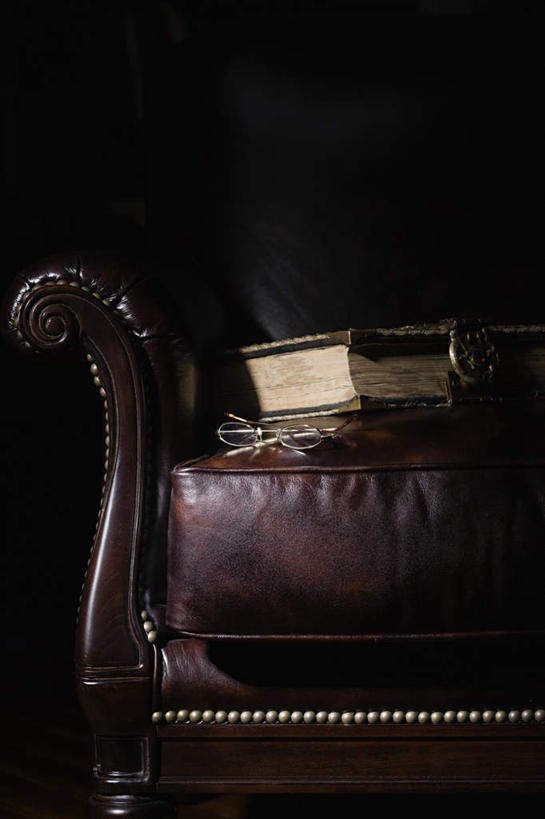 无人,竖图,室内,特写,夜晚,正面,看书,阅读,沙发,静物,书籍,一本,学习,阴影,反射,眼镜,影子,书本,看,读书,浏览,近视眼镜,书,图书,彩图,皮沙发