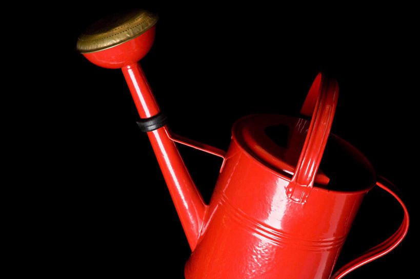 无人,横图,俯视,室内,特写,白天,静物,阴影,黑色背景,反射,壶,影子,洒水壶,水壶,一个,红色,摄影,影棚,单个,浇水壶,彩图,高角度拍摄,影棚拍摄,拍摄