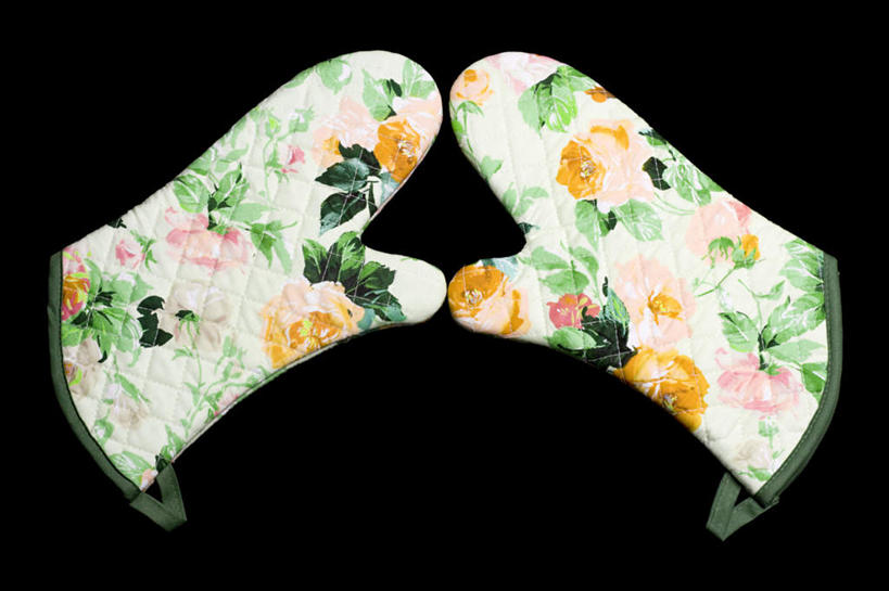 无人,横图,俯视,室内,特写,白天,安全,静物,一副,阴影,黑色背景,盛开,反射,影子,防护,花蕾,隔热手套,微波炉手套,花,花瓣,花朵,鲜花,两个,手套,花苞,花蕊,摄影,影棚,保护,厨房手套,隔热,彩图,高角度拍摄,影棚拍摄,拍摄