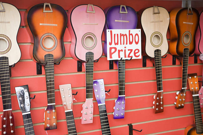 无人,游乐园,横图,室外,白天,正面,游戏,游乐场,一排,整齐,英文,标志,文字,纸,字符,字母,电吉他,乐器,弦乐器,玩,娱乐,标识,排列,休闲,活动,英文字母,队列,发泄,消遣,智力,弹拨弦鸣乐器,宣泄,乐园,玩耍,嬉戏,彩图,弹拨弦乐器