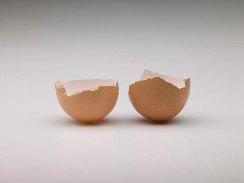 无人,横图,室内,特写,白天,正面,桌面,桌子,阴影,灰色背景,反射,木制,影子,蛋,蛋壳,鸡蛋,破坏,破损,一个,木制品,摄影,影棚,单个,损坏,卵,彩图,影棚拍摄,拍摄