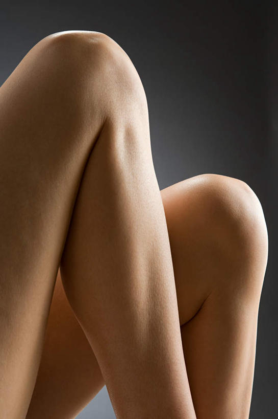 西方人,腿部,腿,一个人,竖图,室内,特写,白天,正面,欧洲,欧洲人,仅一个年轻女性,仅一个女性,仅一个人,灰色背景,裸露,摄影,影棚,皮肤,裸,年轻女性,女人,女性,白种人,半身,彩图,影棚拍摄,拍摄