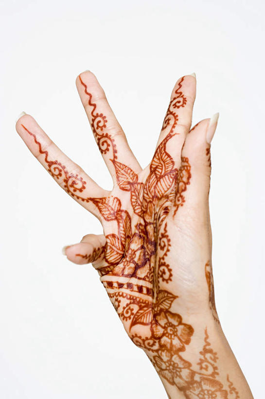 手,一个人,竖图,室内,特写,白天,白色背景,正面,亚洲,仅一个年轻女性,仅一个女性,仅一个人,展开,张开,艺术,彩绘,文化,手部,摄影,影棚,单手,人体彩绘,美观,纹身彩绘,年轻女性,女人,女性,亚洲人,印度人,半身,彩图,影棚拍摄,拍摄