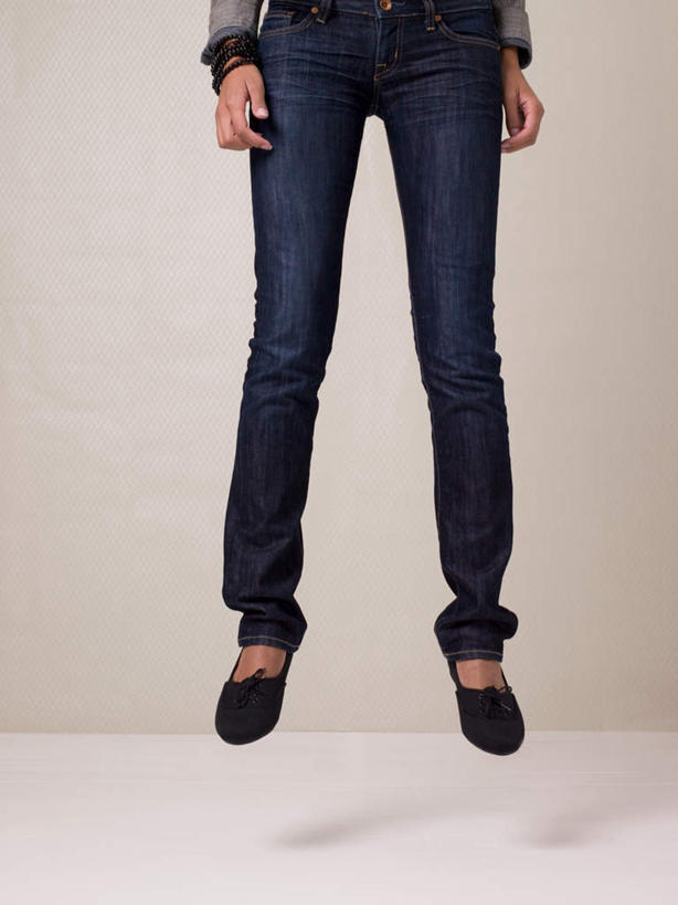 西方人,一个人,跳,竖图,室内,特写,白天,白色背景,正面,鞋子,欧洲,欧洲人,仅一个年轻女性,仅一个女性,仅一个人,阴影,服装,反射,影子,休闲装,衣服,休闲,休闲服,腾空,摄影,服饰,影棚,帆布鞋,休闲鞋,年轻女性,女人,女性,白种人,跳跃,半身,彩图,影棚拍摄,拍摄