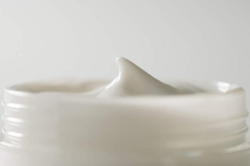 无人,横图,俯视,室内,特写,白天,白色背景,化妆,美容,静物,护肤,阴影,朦胧,模糊,反射,罐子,影子,玻璃制品,一个,白色,玻璃瓶,瓶子,保养,享受,休闲,放松,保健,摄影,影棚,单个,润肤乳,养颜,彩图,高角度拍摄,影棚拍摄,拍摄