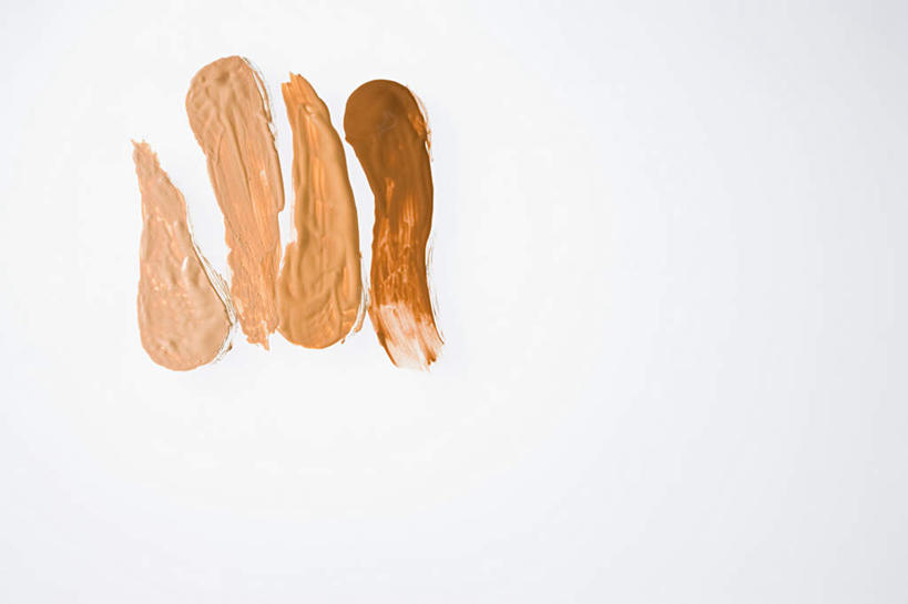 无人,横图,俯视,室内,特写,白天,白色背景,化妆,美容,静物,一排,护肤,阴影,整齐,反射,影子,棕色,排列,化妆品,四条,保养,享受,休闲,粉底液,放松,保健,摄影,影棚,队列,养颜,彩图,高角度拍摄,影棚拍摄,拍摄