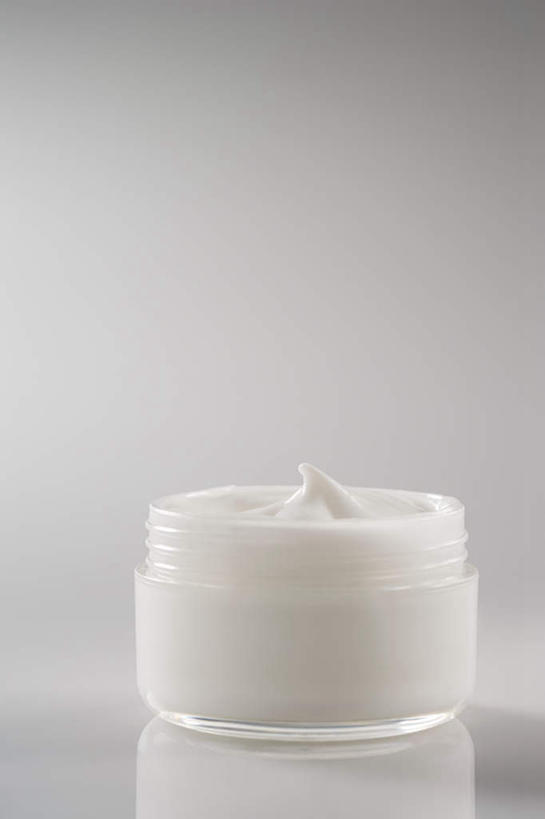 无人,竖图,俯视,室内,特写,白天,白色背景,化妆,美容,静物,护肤,阴影,反射,罐子,影子,玻璃制品,一个,白色,玻璃瓶,瓶子,保养,享受,休闲,放松,保健,摄影,影棚,单个,润肤乳,养颜,彩图,高角度拍摄,影棚拍摄,拍摄