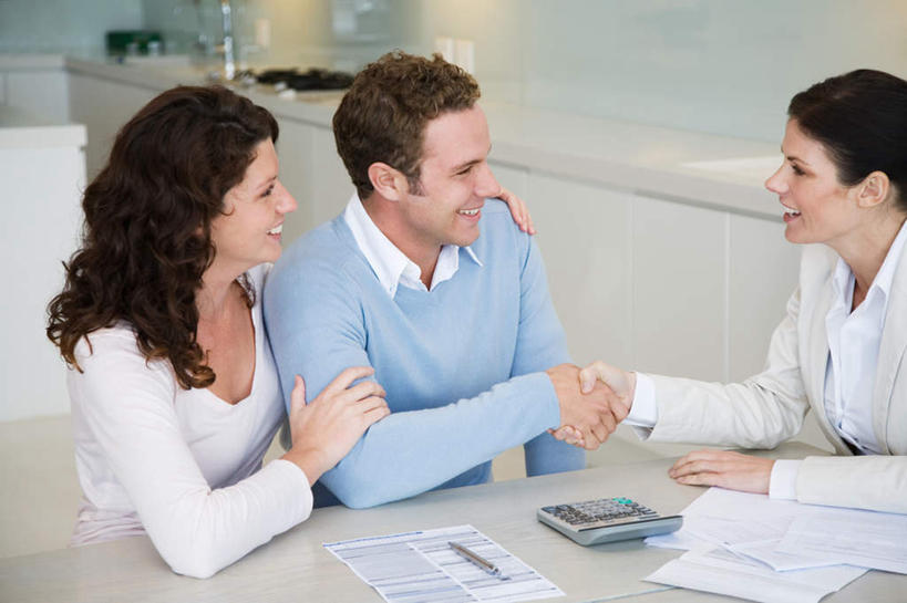 西方人,三个人,家庭,夫妻,坐,握手,笑,微笑,露齿笑,横图,室内,白天,正面,爱情,计算器,桌面,桌子,欧洲,欧洲人,服装,计算,科学,木制,材料,档案,文件,纸,办公用品,浪漫,注视,休闲装,衣服,木制品,手稿,资料,观察,看,休闲,温暖,温馨,一家人,休闲服,恩爱,搭,理财,财务,恋人,服饰,观看,证明,和睦,察看,搭着,关注,数学,文档,照料,参谋,男人,男性,年轻男性,年轻女性,女人,女性,白种人,年轻人,夫妇,情侣,搀手,拉手,手搀手,手拉手,手牵手,手握手,坐着,半身,彩图,顾问,伴侣,融洽