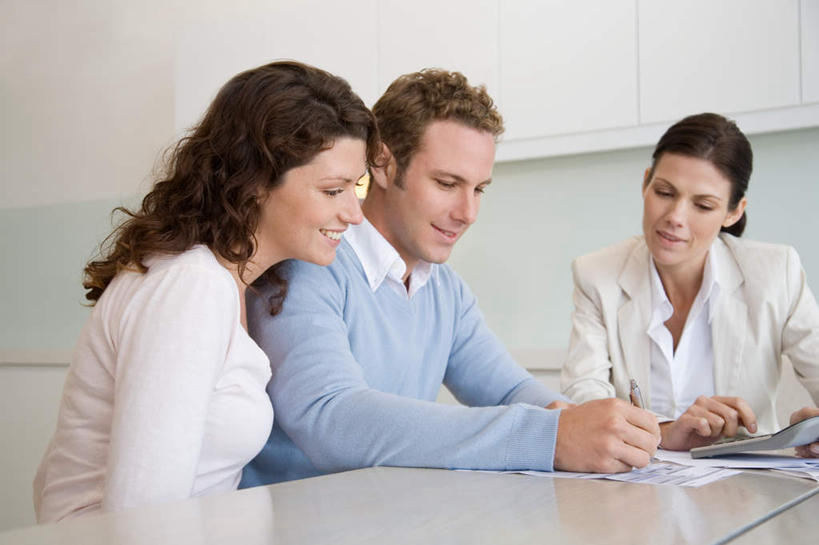 西方人,三个人,家庭,夫妻,坐,笑,微笑,露齿笑,横图,室内,白天,正面,爱情,计算器,桌面,桌子,欧洲,欧洲人,握,写,服装,计算,科学,木制,材料,档案,文件,纸,办公用品,浪漫,拿,拿着,注视,休闲装,衣服,木制品,手稿,资料,观察,看,休闲,温暖,温馨,一家人,休闲服,恩爱,握着,理财,财务,恋人,服饰,观看,证明,和睦,察看,关注,数学,文档,照料,参谋,男人,男性,年轻男性,年轻女性,女人,女性,白种人,年轻人,夫妇,情侣,坐着,半身,彩图,顾问,伴侣,融洽