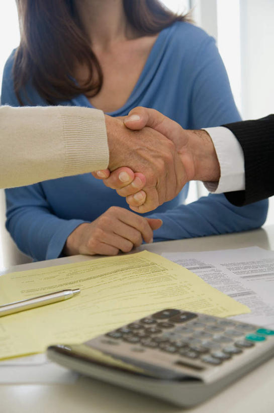 西方人,三个人,家庭,夫妻,坐,握手,竖图,室内,白天,正面,爱情,计算器,桌面,桌子,欧洲,欧洲人,服装,计算,科学,木制,材料,档案,文件,纸,办公用品,浪漫,注视,休闲装,衣服,木制品,手稿,资料,观察,看,休闲,温暖,温馨,一家人,休闲服,恩爱,理财,财务,恋人,服饰,观看,证明,和睦,察看,关注,数学,文档,照料,参谋,男人,男性,年轻男性,年轻女性,女人,女性,白种人,年轻人,夫妇,情侣,搀手,拉手,手搀手,手拉手,手牵手,手握手,坐着,半身,彩图,顾问,伴侣,融洽