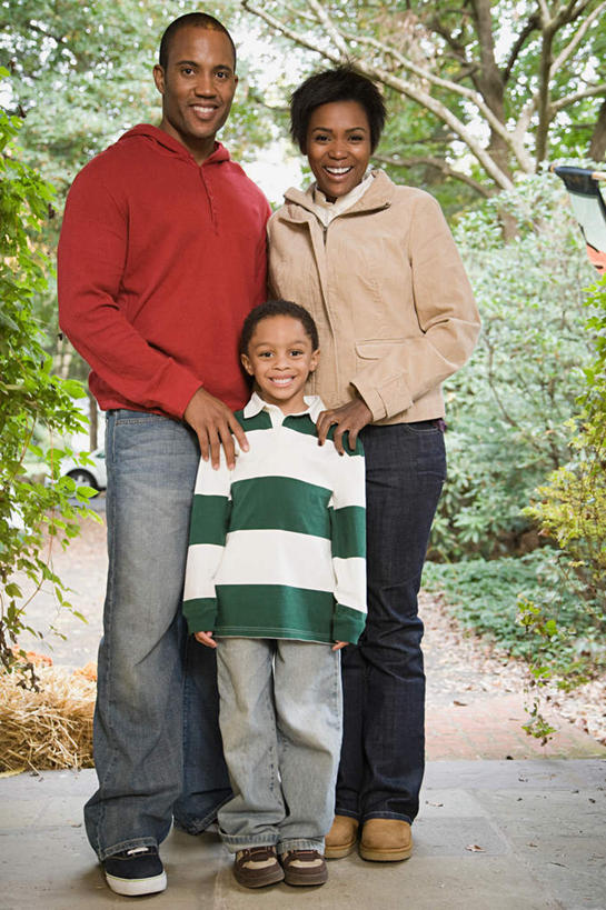 西方人,儿童,三个人,家庭,夫妻,母亲,父亲,儿子,站,笑,微笑,露齿笑,竖图,室外,白天,正面,爱情,纯洁,草地,草坪,植物,欧洲,非洲,黑人,欧洲人,阴影,服装,光线,影子,浪漫,注视,休闲装,草,树,树木,小孩,衣服,绿色,阳光,自然,观察,看,站着,休闲,温暖,温馨,父子,母子,三口之家,一家人,休闲服,恩爱,父爱,可爱,母爱,童年,童趣,搭,恋人,服饰,生长,成长,观看,和睦,察看,搭着,关注,卫衣,童真,烂漫,无邪,天真,男孩,男人,男性,女人,女性,中年男性,中年女性,非洲人,孩子,年轻人,夫妇,情侣,站立,彩图,全身,伴侣,融洽,男生