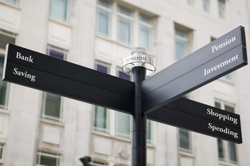 无人,银行,家,横图,室外,白天,仰视,窗户,路灯,照明,朦胧,模糊,英文,标志,文字,字符,字母,房屋,墙,屋子,灯光,方向,标识,楼房,玻璃窗,箭头,墙壁,墙面,住宅,灯,储蓄,英文字母,照亮,指向,照明设备,储存,积累,簇,储备,积储,积聚,彩图,低角度拍摄,房子