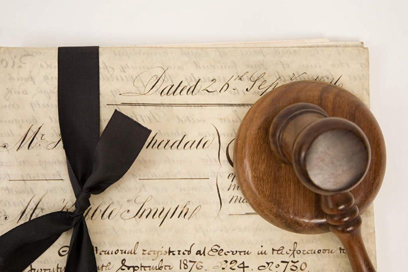 无人,横图,俯视,室内,特写,白天,白色背景,静物,英文,标志,材料,档案,文件,文字,纸,字符,字母,标识,一个,手稿,资料,拍卖槌,拍卖锤,摄影,影棚,单个,英文字母,证明,文档,法槌,法锤,法令,公法,功令,国法,司法,王法,执法,彩图,高角度拍摄,影棚拍摄,拍摄,法律