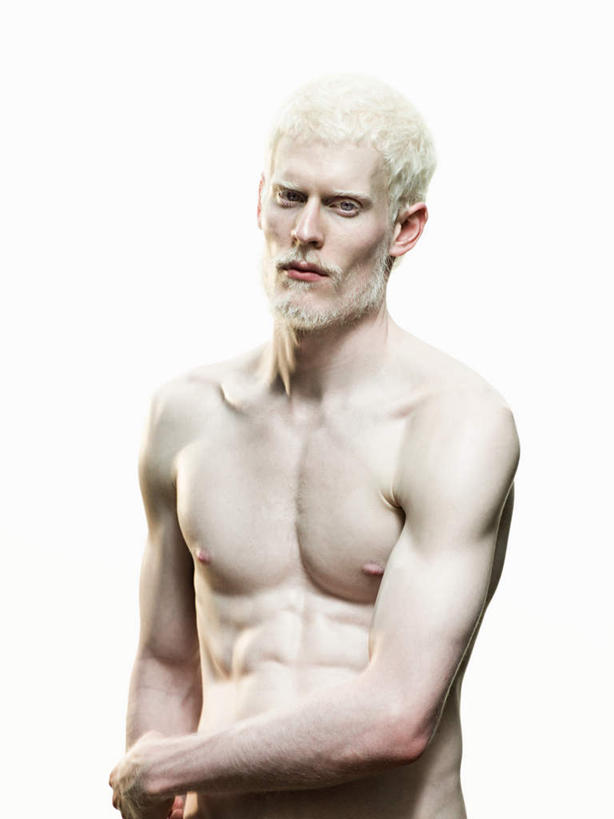 西方人,胡须,一个人,站,竖图,室内,白天,白色背景,正面,欧洲,欧洲人,仅一个男性,仅一个人,注视,裸露,仅一个年轻男性,观察,看,站着,摄影,影棚,观看,察看,关注,裸,白化病,男人,男性,年轻男性,白种人,胡子,络腮胡,站立,半身,彩图,影棚拍摄,拍摄