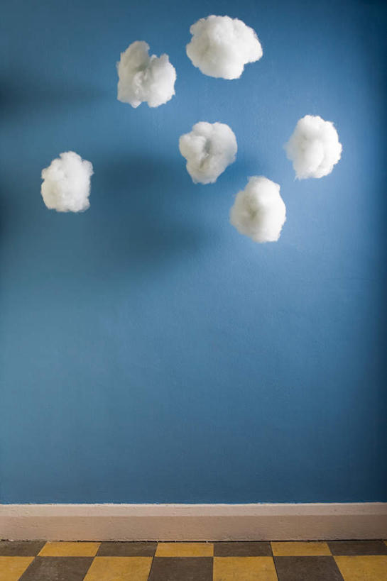 无人,竖图,室内,特写,白天,正面,农作物,静物,阴影,蓝色背景,柔软,反射,影子,云,云朵,棉花,云彩,纺织,白色,白云,健康,温暖,摄影,影棚,纤维,柔和,暖和,彩图,影棚拍摄,拍摄