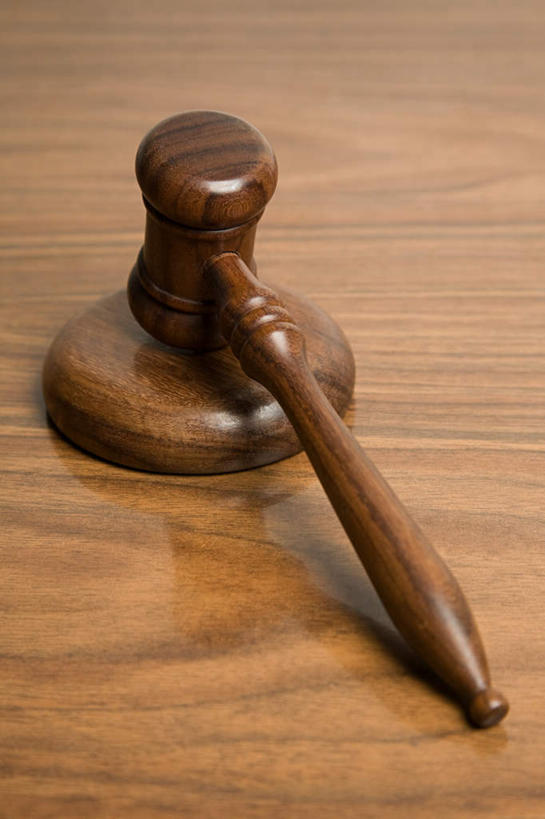 无人,竖图,俯视,室内,特写,白天,桌面,桌子,静物,阴影,反射,木制,影子,一个,木制品,拍卖槌,拍卖锤,单个,法槌,法锤,法令,公法,功令,国法,司法,王法,执法,彩图,高角度拍摄,法律