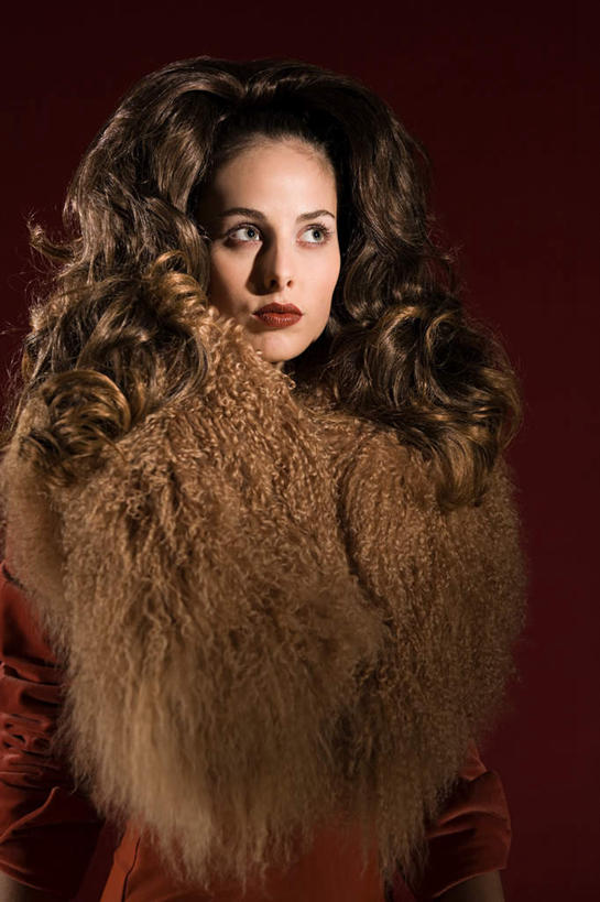 西方人,头发,一个人,站,竖图,室内,白天,正面,欧洲,欧洲人,仅一个年轻女性,仅一个女性,仅一个人,红色背景,装饰,棕色,注视,围巾,观察,看,站着,温暖,大衣,摄影,影棚,狮子座,星座,围脖,观看,保暖,华丽,点缀,察看,优秀,御寒,皮草,关注,占卜,衬托,美观,雅致,雅观,权力,年轻女性,女人,女性,白种人,长发,卷发,站立,半身,彩图,影棚拍摄,拍摄,魅力