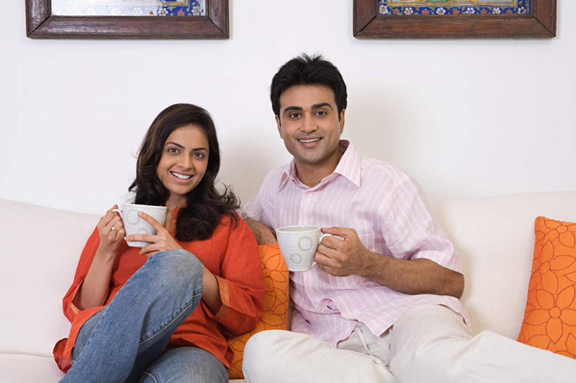 西方人,两个人,夫妻,客厅,坐,笑,微笑,露齿笑,横图,室内,白天,正面,爱情,靠垫,沙发,杯子,欧洲,欧洲人,握,服装,瓷器,墙,咖啡杯,靠枕,陶瓷制品,浪漫,拿,拿着,注视,休闲装,墙壁,墙面,两个,衣服,白色,垫子,枕头,观察,看,靠,靠着,休闲,休闲服,橙色,恩爱,握着,恋人,服饰,观看,察看,起居室,关注,挂画,瓷杯,布艺沙发,两幅,客堂,男人,男性,年轻男性,年轻女性,女人,女性,白种人,夫妇,情侣,坐着,半身,彩图,伴侣