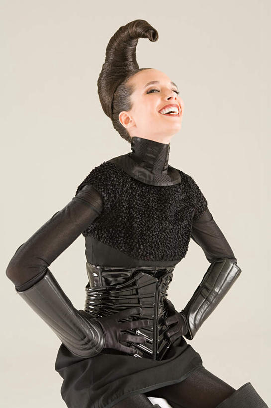 西方人,一个人,坐,笑,微笑,露齿笑,竖图,室内,白天,白色背景,正面,民族服装,神秘,欧洲,欧洲人,仅一个年轻女性,仅一个女性,仅一个人,注视,手叉腰,黑色,叉腰,观察,看,安静,摄影,影棚,星座,观看,察看,准确,双手叉腰,关注,占卜,孤傲,天蝎座,直觉,年轻女性,女人,女性,白种人,抬头,仰头,坐着,半身,彩图,影棚拍摄,传统服装,民俗服,拍摄