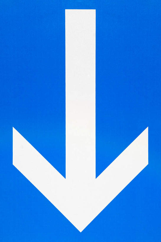 无人,竖图,室内,特写,白天,正面,静物,标志,文字,字符,字母,方向,标识,箭头,蓝色,白色,指向,簇,彩图