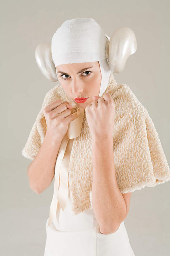 西方人,拳,一个人,站,竖图,室内,白天,正面,帽子,欧洲,欧洲人,仅一个年轻女性,仅一个女性,仅一个人,灰色背景,服装,墙,注视,墙壁,墙面,衣服,白色,灰色,观察,看,站着,摄影,服饰,影棚,星座,观看,察看,衣着,穿着,关注,占卜,表演服,演出服,一顶,白羊座,冲动,乐观,领导型,牡羊座,毅力,衣饰,道具服,冒险,年轻女性,女人,女性,白种人,拳头,站立,半身,彩图,影棚拍摄,拍摄