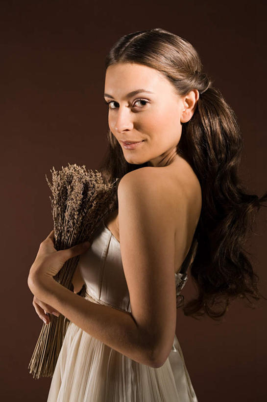 西方人,一个人,站,笑,微笑,竖图,室内,白天,侧面,农作物,小麦,欧洲,欧洲人,仅一个年轻女性,仅一个女性,仅一个人,握,棕色背景,服装,谷物,拿,拿着,注视,衣服,观察,看,站着,健康,握着,摄影,服饰,麦子,影棚,星座,观看,察看,衣着,穿着,关注,善良,占卜,表演服,演出服,处女座,宽厚,仁慈,室女座,细心,衣饰,道具服,年轻女性,女人,女性,白种人,站立,半身,彩图,影棚拍摄,拍摄