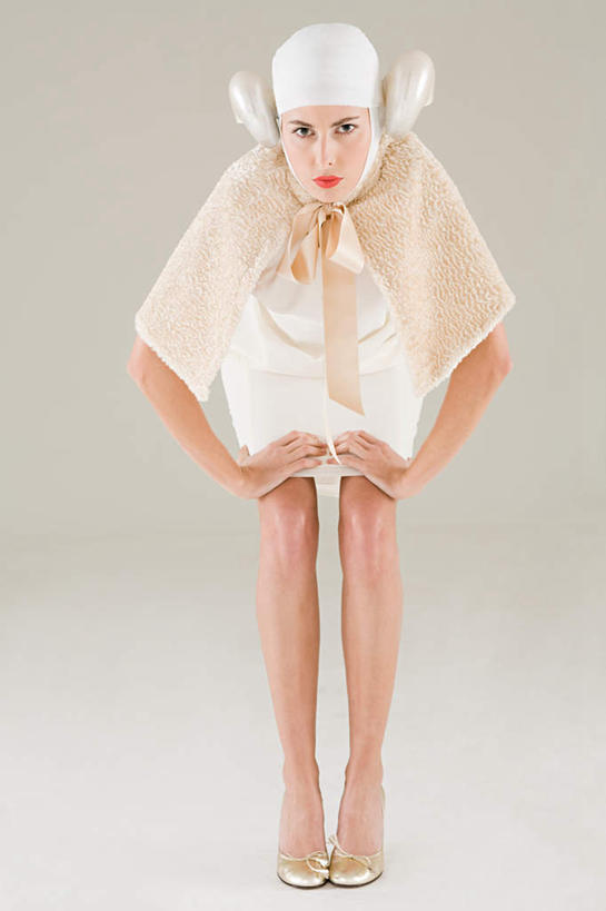 西方人,一个人,站,竖图,室内,白天,正面,欧洲,欧洲人,仅一个年轻女性,仅一个女性,仅一个人,撑,弯腰,灰色背景,服装,注视,衣服,观察,看,站着,摄影,服饰,影棚,星座,观看,察看,撑着,衣着,穿着,关注,占卜,表演服,演出服,弯身,白羊座,冲动,乐观,领导型,牡羊座,毅力,衣饰,道具服,冒险,年轻女性,女人,女性,白种人,站立,彩图,全身,影棚拍摄,拍摄