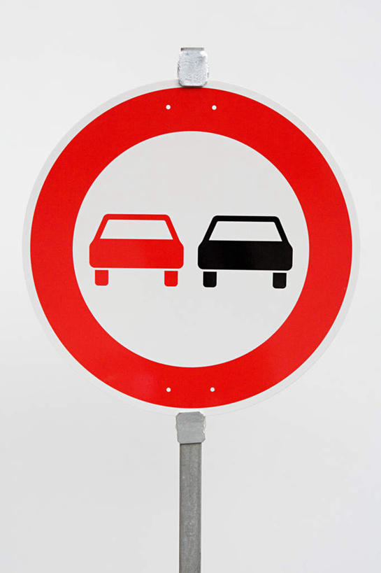 无人,竖图,室外,特写,白天,仰视,度假,美景,城市风光,城市,指示牌,汽车,静物,两辆,阴影,反射,标志,文字,影子,景观,娱乐,标识,车,红色,黑色,天空,交通工具,轿车,天,享受,休闲,景色,放松,晴朗,载具,万里无云,晴空,晴空万里,彩图,低角度拍摄