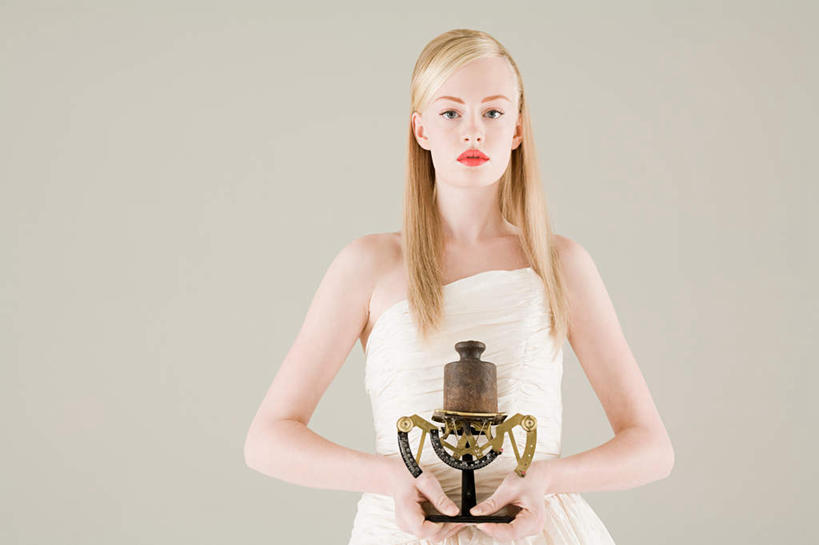 西方人,头发,一个人,站,横图,室内,白天,白色背景,正面,裙子,仪器,欧洲,欧洲人,仅一个年轻女性,仅一个女性,仅一个人,握,阴影,连衣裙,反射,砝码,影子,拿,拿着,注视,白色,抹胸,观察,看,站着,金色,握着,摄影,影棚,星座,观看,优雅,察看,衡量,坚强,关注,灵活,占卜,计量,抹胸裙,衡器,案秤,理智,天秤座,聪明,年轻女性,女人,女性,白种人,长发,直发,秤,站立,半身,彩图,影棚拍摄,拍摄,公平