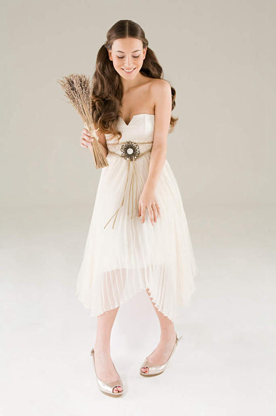 西方人,一个人,站,笑,微笑,露齿笑,竖图,室内,白天,白色背景,正面,农作物,小麦,欧洲,欧洲人,仅一个年轻女性,仅一个女性,仅一个人,握,服装,谷物,拿,拿着,注视,衣服,观察,看,站着,健康,握着,摄影,服饰,麦子,影棚,星座,观看,察看,衣着,穿着,关注,善良,占卜,表演服,演出服,处女座,宽厚,仁慈,室女座,细心,衣饰,道具服,年轻女性,女人,女性,白种人,站立,彩图,全身,影棚拍摄,拍摄