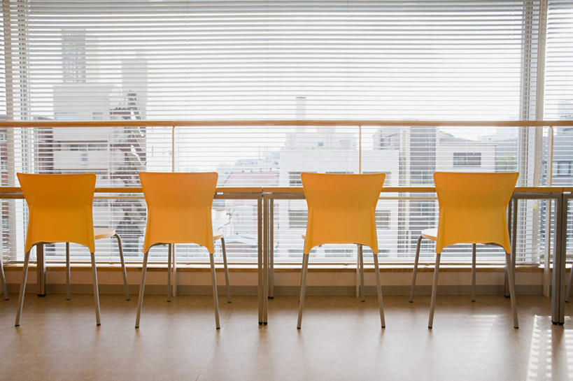 无人,图书馆,高楼大厦,横图,室内,白天,正面,窗户,桌子,大厦,建筑,摩天大楼,椅子,一排,朦胧,模糊,整齐,书桌,玻璃窗,排列,黄色,课桌,四个,队列,浏览室,彩图,大楼,高层建筑,高楼,摩天楼,书库,图书库,阅览室