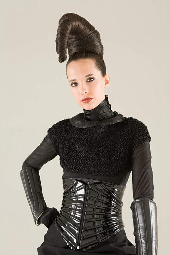 西方人,一个人,站,竖图,室内,白天,正面,神秘,欧洲,欧洲人,仅一个年轻女性,仅一个女性,仅一个人,服装,注视,手叉腰,衣服,黑色,叉腰,观察,看,站着,安静,摄影,服饰,影棚,星座,观看,察看,准确,衣着,穿着,关注,占卜,孤傲,天蝎座,直觉,衣饰,年轻女性,女人,女性,白种人,站立,半身,彩图,影棚拍摄,拍摄