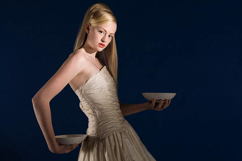 西方人,一个人,站,横图,室内,白天,侧面,裙子,欧洲,欧洲人,仅一个年轻女性,仅一个女性,仅一个人,握,蓝色背景,连衣裙,陶瓷,陶瓷制品,拿,拿着,注视,手叉腰,两个,抹胸,容器,碗,叉腰,观察,看,站着,握着,摄影,影棚,星座,观看,储藏,优雅,察看,坚强,储存,关注,灵活,占卜,抹胸裙,理智,天秤座,聪明,年轻女性,女人,女性,白种人,站立,半身,彩图,影棚拍摄,拍摄,贮存,公平