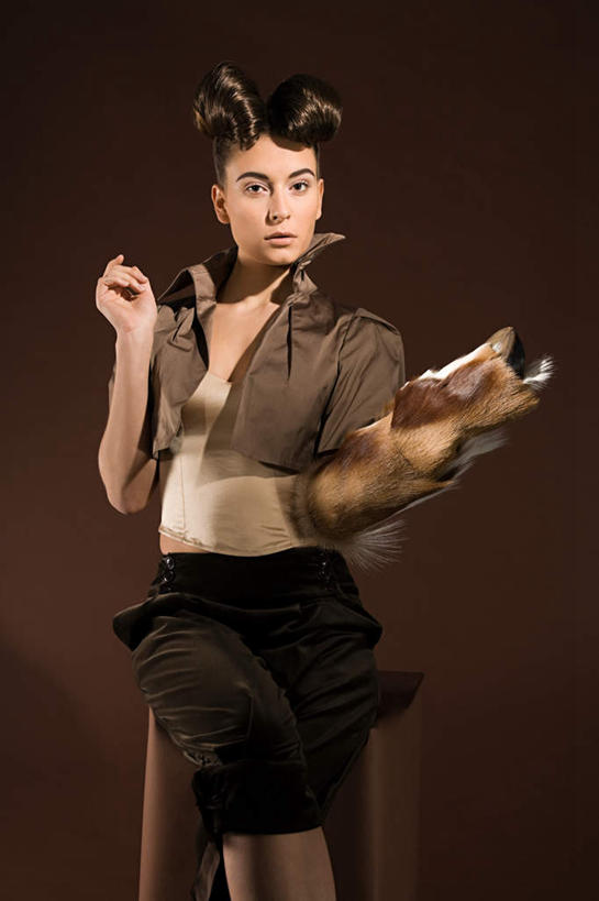 西方人,一个人,站,竖图,室内,白天,正面,欧洲,欧洲人,仅一个年轻女性,仅一个女性,仅一个人,阴影,棕色背景,服装,装饰,反射,头饰,影子,墙,棕色,注视,墙壁,墙面,衣服,观察,看,站着,可爱,摄影,服饰,影棚,星座,观看,华丽,修饰,点缀,察看,衣着,穿着,关注,气质,占卜,表演服,演出服,衬托,美观,雅致,雅观,可靠,摩羯座,隐忍,山羊座,衣饰,道具服,年轻女性,女人,女性,白种人,站立,半身,彩图,影棚拍摄,拍摄