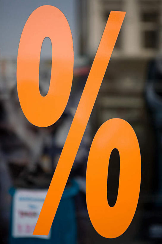 无人,竖图,室内,特写,白天,正面,窗户,静物,阴影,朦胧,模糊,光线,标志,文字,影子,字符,字母,标识,玻璃窗,阳光,百分号,彩图