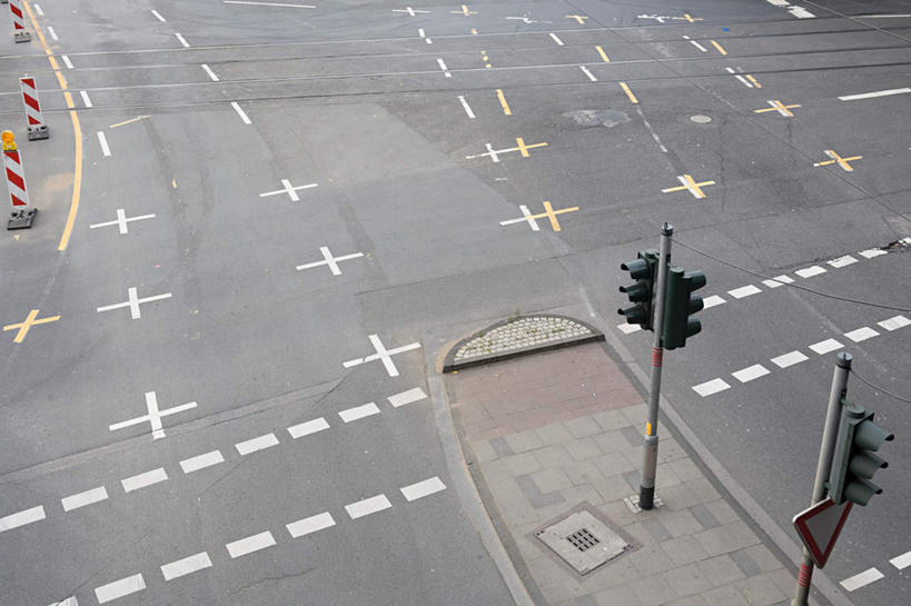 无人,横图,俯视,室外,白天,度假,安全,美景,城市风光,城市,道路,路,公路,阴影,光线,影子,景观,红绿灯,分界线,停车线,信号灯,交通,路障,娱乐,阳光,享受,休闲,景色,放松,警示,车行道,车行道分界线,提示,标线,流通,车行线,交通信号灯,行人信号灯,马路,彩图,高角度拍摄