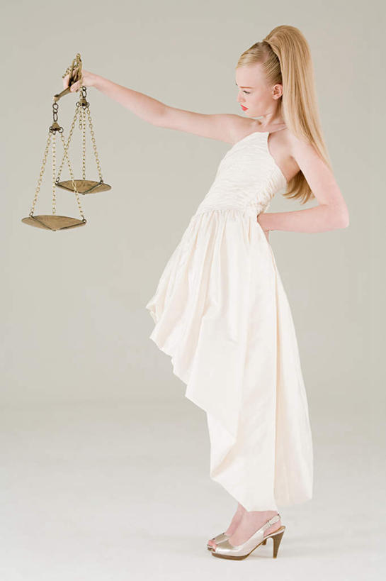 西方人,一个人,站,竖图,室内,白天,侧面,高跟鞋,裙子,时尚,仪器,鞋子,欧洲,欧洲人,仅一个年轻女性,仅一个女性,仅一个人,一双,握,灰色背景,连衣裙,注视,手叉腰,一个,白色,叉腰,观察,看,站着,握着,摄影,影棚,星座,单个,观看,优雅,察看,衡量,坚强,关注,时髦,灵活,占卜,计量,衡器,理智,天秤座,时兴,杆秤,聪明,年轻女性,女人,女性,白种人,秤,站立,彩图,全身,影棚拍摄,拍摄,公平