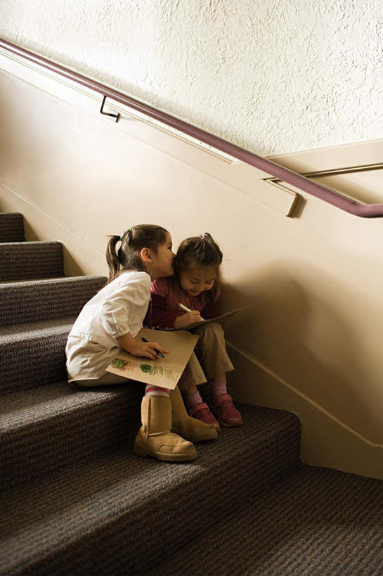 东方人,儿童,两个人,伙伴,朋友,栏杆,坐,说,竖图,室内,白天,侧面,讨论,绘画,友谊,纯洁,楼梯,亚洲,握,服装,笔,扶手,阶梯,墙,办公用品,记事本,拿,拿着,扭头,注视,休闲装,黄种人,护栏,墙壁,墙面,台阶,文具,小孩,衣服,白色,本子,笔记本,学习用品,观察,看,转头,休闲,休闲服,可爱,童年,童趣,握着,服饰,观看,文具用品,察看,关注,私语,水彩笔,耳语,童真,烂漫,无邪,交流,天真,友情,女孩,女人,女性,亚洲人,沟通,画画,讲话,交谈,商讨,说话,谈话,坐着,彩图,全身,女生