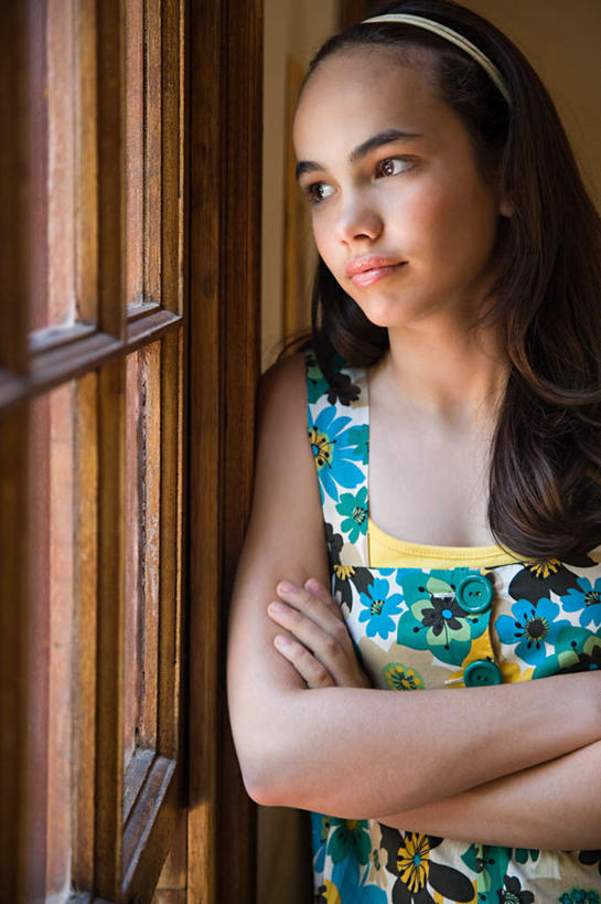 西方人,一个人,站,双手交叉,竖图,室内,白天,正面,裙子,窗户,欧洲,欧洲人,仅一个年轻女性,仅一个女性,仅一个人,连衣裙,装饰,注视,玻璃窗,蓝色,发箍,发饰,饰品,观察,看,站着,头箍,观看,察看,双手抱胸,关注,发卡,配饰,年轻女性,女人,女性,白种人,站立,半身,彩图