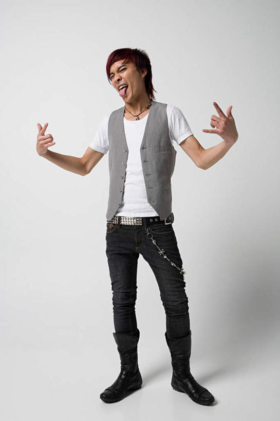 东方人,小拇指,一个人,站,伸展双臂,竖图,室内,白天,正面,亚洲,仅一个男性,仅一个人,灰色背景,服装,裤子,注视,牛仔裤,休闲装,黄种人,腰带,仅一个年轻男性,衣服,观察,看,手势,站着,休闲,休闲服,竖,摄影,服饰,影棚,观看,皮带,翘,察看,食指,关注,示爱,配饰,裤带,爱你,男人,男性,年轻男性,亚洲人,敞开双臂,伸开双臂,展开双肩,站立,张开手臂,张开双臂,彩图,全身,影棚拍摄,拍摄