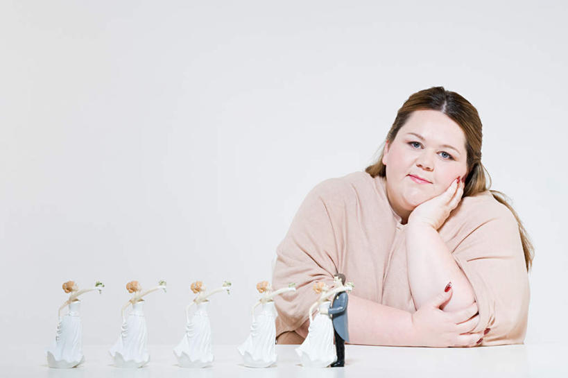 西方人,肥胖,一个人,新娘,新郎,坐,横图,室内,白天,白色背景,正面,婚礼,快乐,雕塑,欧洲,欧洲人,仅一个女性,仅一个人,一排,许多,撑,服装,朦胧,模糊,庆祝,艺术,整齐,装饰,雕刻,雕像,结婚,托腮,注视,休闲装,排列,衣服,工艺品,观察,看,托,仅一个中年女性,休闲,喜庆,休闲服,摄影,服饰,影棚,观看,纪念,希望,美术,察看,盼望,期望,队列,关注,托下巴,主题,陈列,功能,美学,肥,胖,但愿,女人,女性,中年女性,白种人,坐着,半身,彩图,影棚拍摄,高兴,拍摄