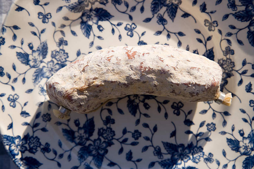 无人,横图,俯视,室外,特写,白天,桌子,阴影,光线,布料,影子,肉,香肠,腊肠,布纹,猪肉,肉类,桌布,一个,阳光,餐巾,台布,单个,肉食,豚肉,床上桌,懒人桌,彩图,高角度拍摄