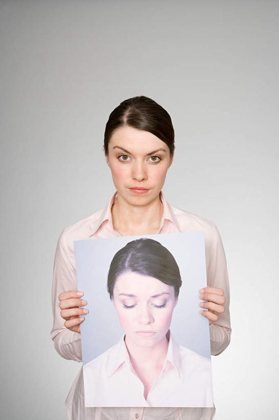 西方人,一个人,商务人士,商务女性,站,竖图,照片,室内,白天,正面,欧洲,欧洲人,仅一个年轻女性,仅一个女性,仅一个人,握,灰色背景,套装,拿,拿着,注视,观察,看,站着,握着,摄影,影棚,观看,察看,关注,商务装,工薪阶层,悲哀,悲痛,悲恸,年轻女性,女人,女性,白种人,白领,上班族,相片,站立,半身,彩图,影棚拍摄,拍摄,照相