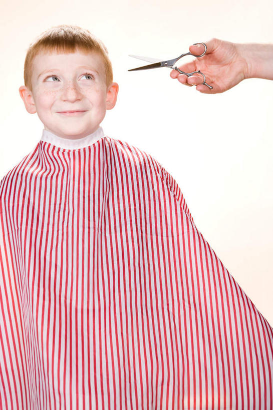 西方人,儿童,手,两个人,理发师,坐,笑,微笑,露齿笑,竖图,室内,白天,正面,纯洁,欧洲,欧洲人,握,修剪,黄色背景,工具,剪刀,注视,顾客,一个,小孩,看,手部,可爱,童年,童趣,握着,摄影,影棚,单个,单手,裁剪,剪子,剪裁,切割,关注,斗篷,童真,烂漫,无邪,主顾,天真,男孩,男人,男性,年轻男性,白种人,发型师,理发员,美发师,抬头,仰头,坐着,半身,彩图,影棚拍摄,拍摄,男生