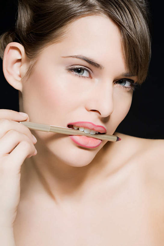 西方人,脸,头,脸颊,手,一个人,站,竖图,室内,特写,白天,正面,欧洲,欧洲人,仅一个年轻女性,仅一个女性,仅一个人,握,黑色背景,笔,注视,裸露,肩膀,一个,观察,看,站着,手部,握着,摄影,影棚,单个,观看,单手,察看,叼,关注,叼着,裸,化妆工具,唇线笔,年轻女性,女人,女性,白种人,头部,脸部,脸蛋,面部,站立,半身,彩图,影棚拍摄,拍摄