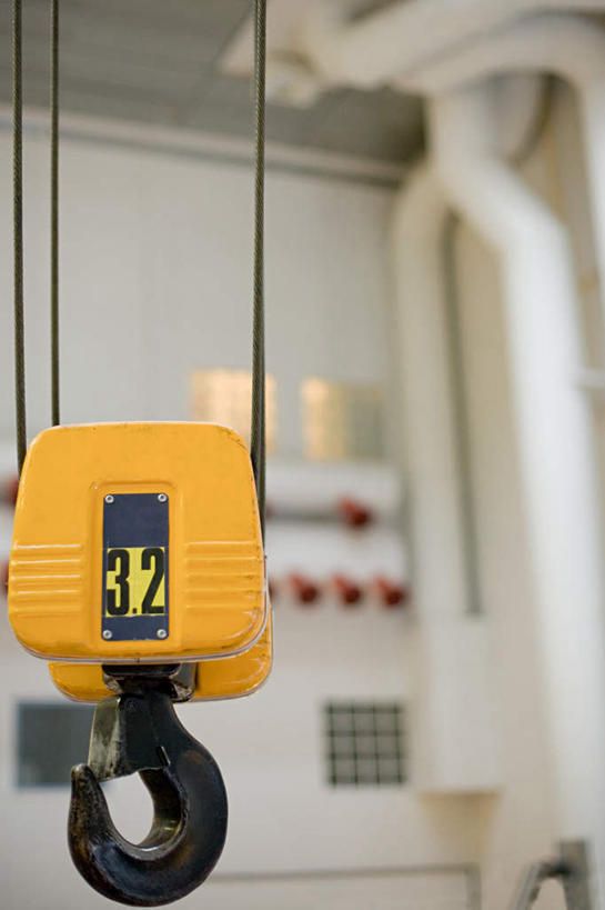 无人,竖图,室内,特写,白天,仰视,技术,建筑,静物,朦胧,模糊,钩子,设备,施工,机械,起重机,工程,彩图,低角度拍摄